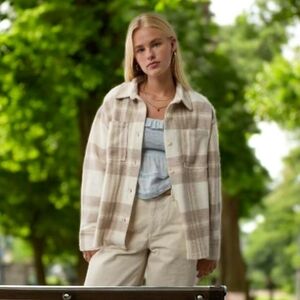 NWT - AMERICAN EAGLE CREAM PLAID FLEECE OVERSIZED - SIZE L